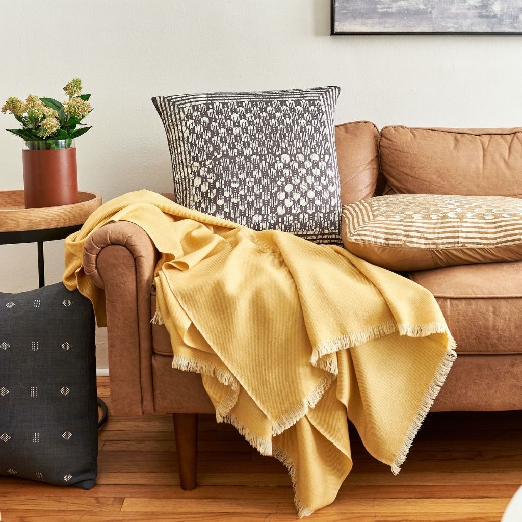 Oasis Charcoal Silk Pillow - Thumbnail 3